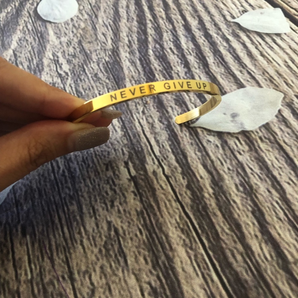 Never Give Up Inspirational Bracelet - Picture 3 of 6